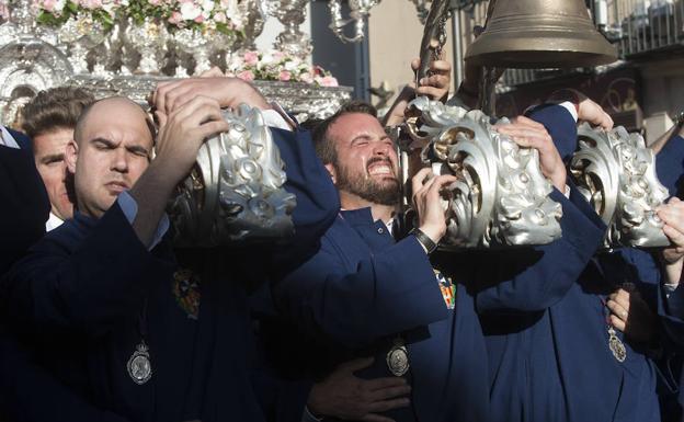 Los portadores de la Virgen de la Paz, de la CofradÃ­a de la Sagrada Cena, se esfuerzan para levantar el trono. /Francis Silva