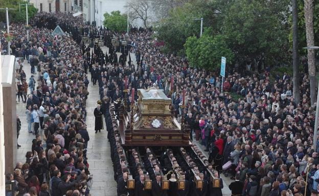 El Sepulcro, a su paso por calle Alcazabilla./Eduardo Nieto