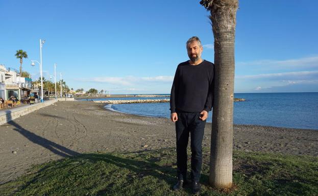 Luque, que el 6 de abril saca su nuevo disco como Sr. Chinarro, en la playa de Pedregalejo. /Fernando Morgado
