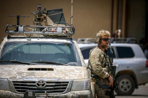 Un soldado estadounidense hace labores de vigilancia en la localidad siria de Tabqa. :: reuters/