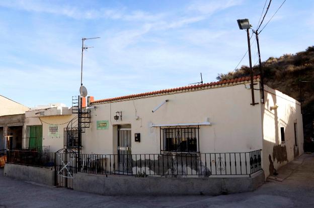 Casa de la localidad de Albox en la que fue hallada muerta Carmen. :: efe/ricardo g. Un precinto impide el acceso a la vivienda. :: efe/ricardo g. /