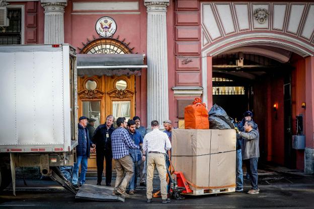 Empleados del consulado de EE UU desalojaron ayer el edificio. :: efe/