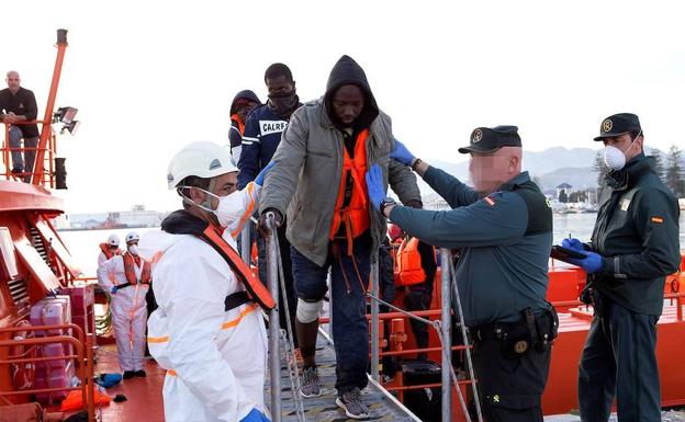 Imagen de inmigrantes llegados en una patera recientemente a Motril. /Efe