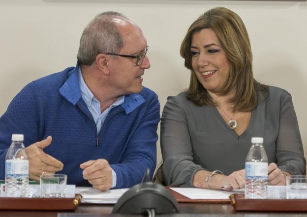 Susana Díaz y Juan Cornejo, secretario de Organización del PSOE. /EFE