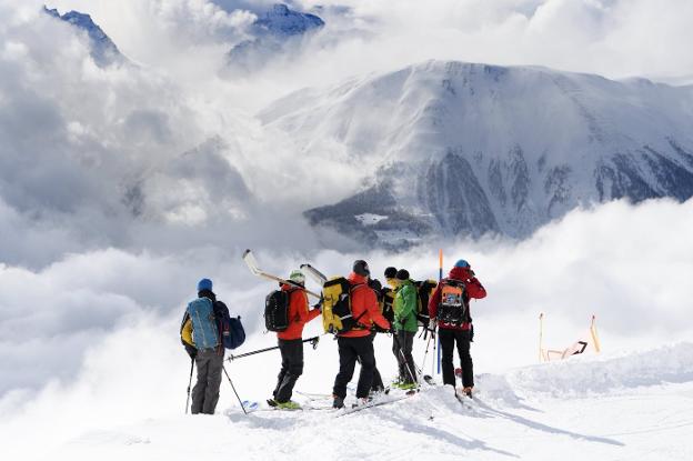 Miembros de los servicios de rescate del cantón de Valais trabajaban ayer en la zona del alud. :: JEAN-CHRISTOPHE BOTT / EFE/
