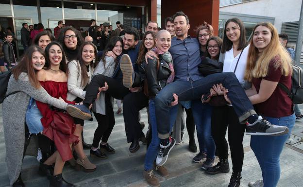 Fran Perea y Pablo Puyol posan con alumnos de la ESAD. /Salvador Salas