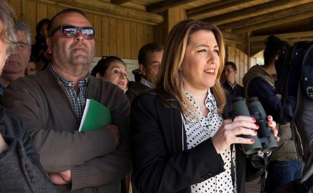 Susana Díaz, ayer en el centro de cría del lince ibérico en El Acebuche, en Almonte. /EFE