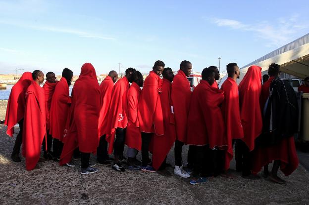 Un grupo de inmigrantes rescatados con vida ayer en las costas de Cádiz. /EFE