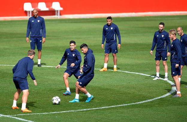 Los futbolistas del Sevilla durante el entrenamiento de la Ciudad Deportiva ayer. :: afp/