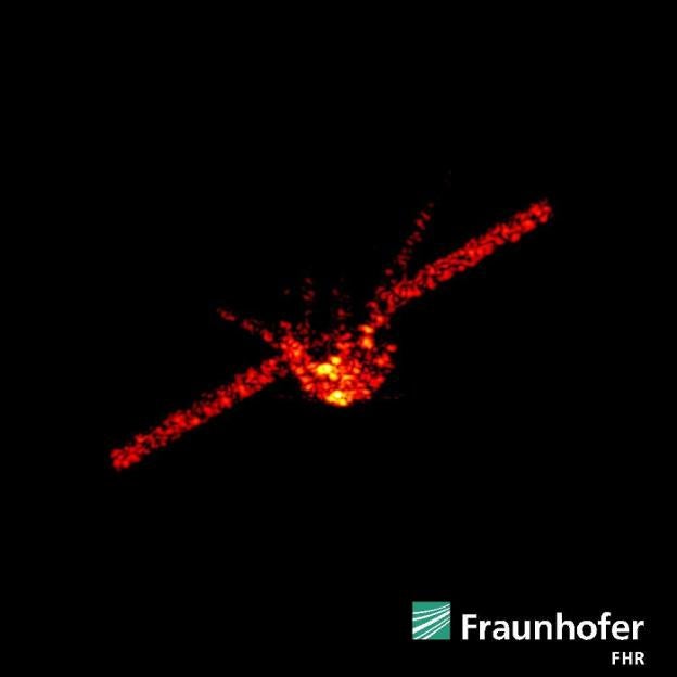 Imagen de radar tomada el pasado mes de marzo del Tiangong-1 durante su vuelo en órbita. Abajo, una maqueta que representa el laboratorio espacial chino con tres astronautas. / EFE / REUTERS