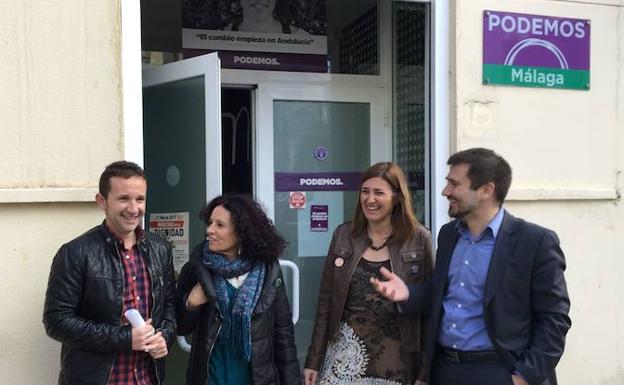 Espinosa, primero izquierda, con miembros de su exgrupo Málaga Ahora en una sede de Podemos, cuando tenían una dulce relación./