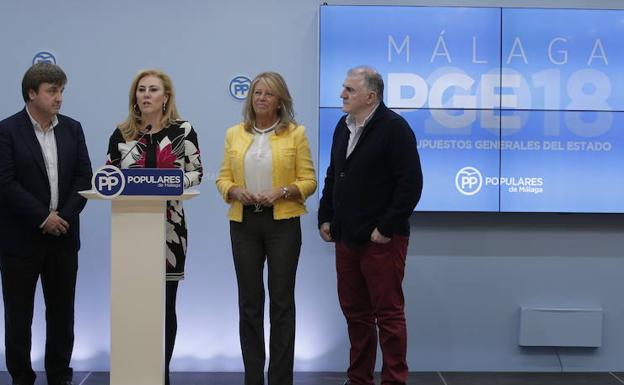 España, junto a diputados y senadores del PP, ayer durante la valoración de las cuentas. /Ñito Salas