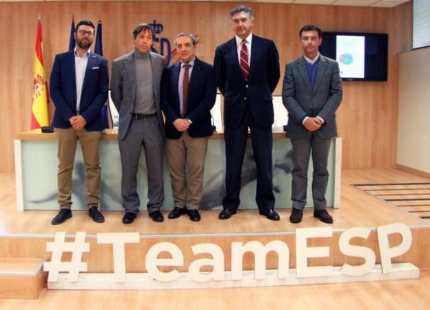 El redactor del informe, junto a miembros de la RFEG y otros profesionales. :: josé moreno/