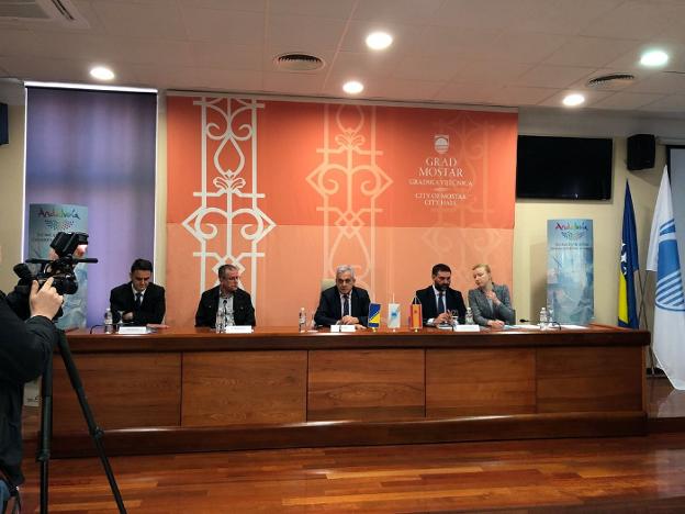 El consejero de Turismo de la Junta, junto a autoridades de la ciudad de Mostar. /SUR