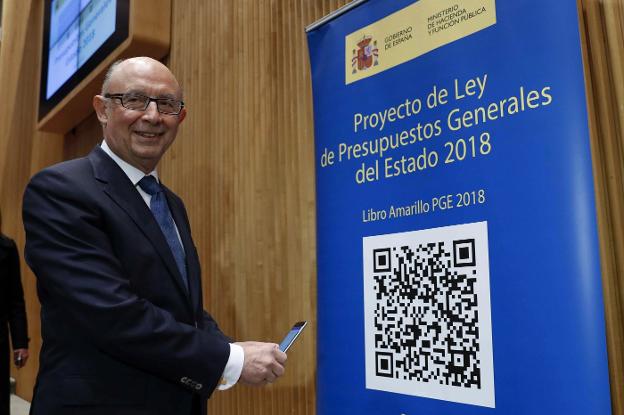 Elministro Cristóbal Montoro, ayer en el Congreso. :: efe/