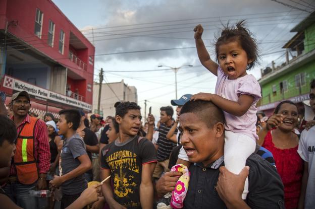 Migrantes centroamericanos protestan a su paso por la población de Nicolás Romero, en el Estado mexicano de Oaxaca.. :: Luis Villalobos / efe
/