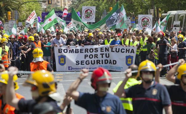 Cuatro mil personas participaron en la manifestación convocada por los bomberos en abril de 2017, con la asistencia de Pablo Iglesias . /SUR