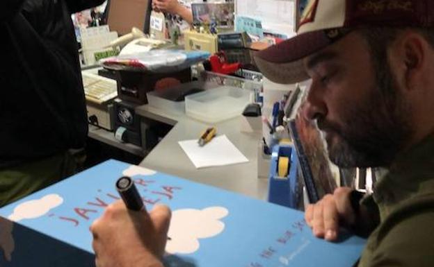 Javier Calleja firma ejemplares del 'toy art' que editó hace unos meses./SUR