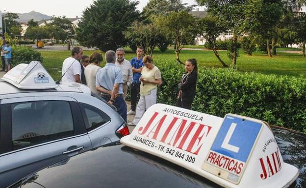 Los examinadores de tráfico vuelven a movilizarse para exigir mejoras