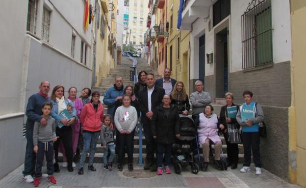 Vecinos de la calle Hurtado, con representantes del grupo Libres./