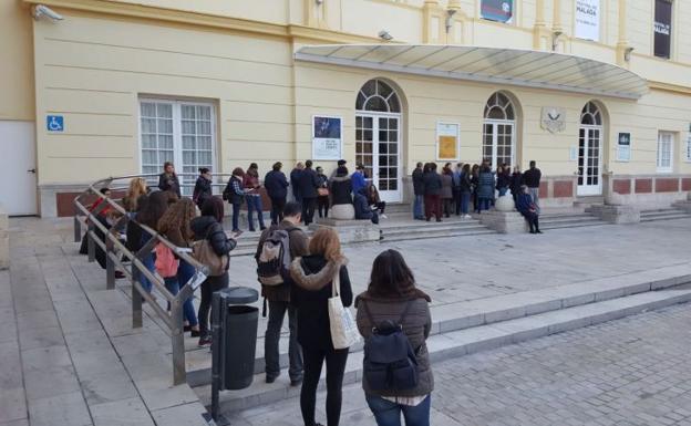 Un grupo de personas, a la espera esta mañana de la apertura de las taquillas del Cervantes./SUR