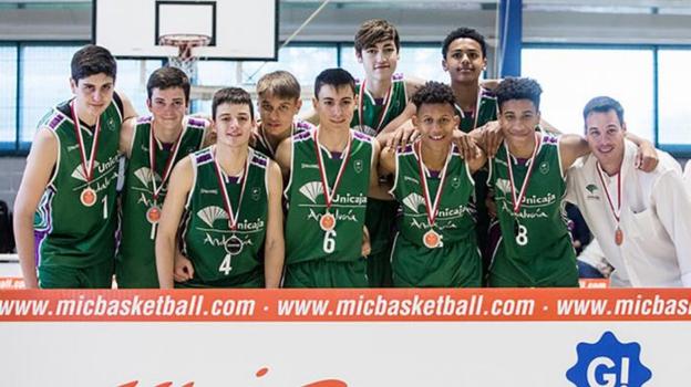 El equipo cadete de primer año de Unicaja, tras la victoria. :: sur/