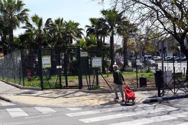 El parque Ashmawi cerró ayer para recibir el tratamiento de fumigación. ./Josele-Lanza -