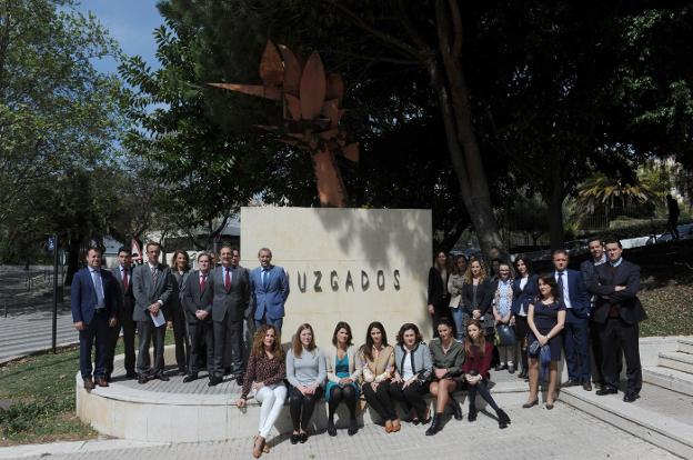 Concentración de jueces y fiscales, ayer, en la puerta de los Juzgados de la avenida Mayorazgo./Josele-Lanza -