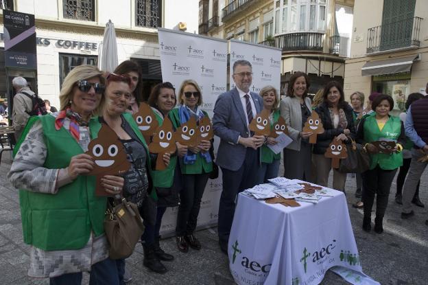 Mesa informativa de la AECC sobre el cáncer de colon. /Ñito Salas