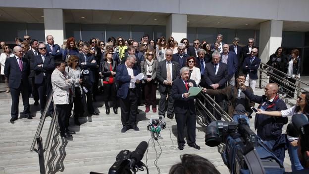 Jueces y fiscales concentrados ayer ante las puertas de la Ciudad de la Justicia. :: migue fernández/