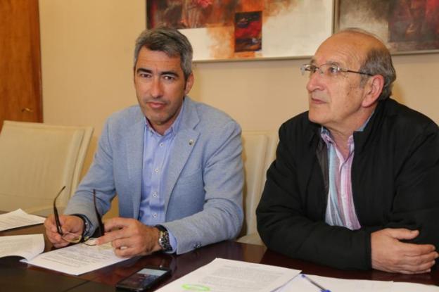 Navas y Arroyo, ayer en el Ayuntamiento. /SUR