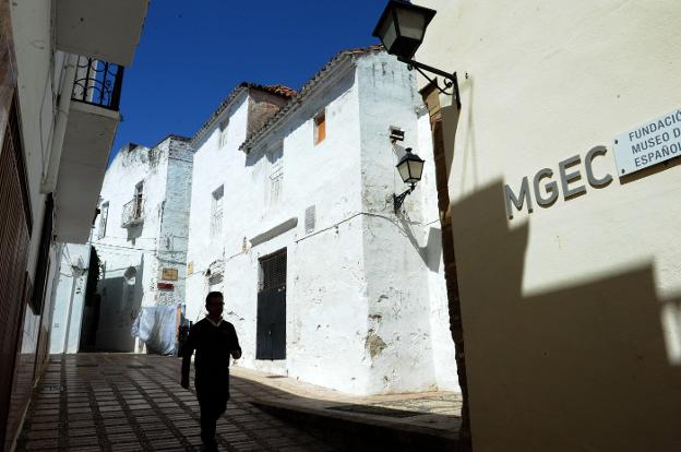 Un viandante pasa junto al inmueble destinado a la ampliación del Museo del Grabado./Josele-Lanza -