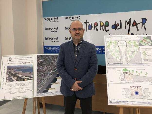 Jesús Carlos Pérez Atencia, ayer con los planos del proyecto. /Eugenio Cabezas