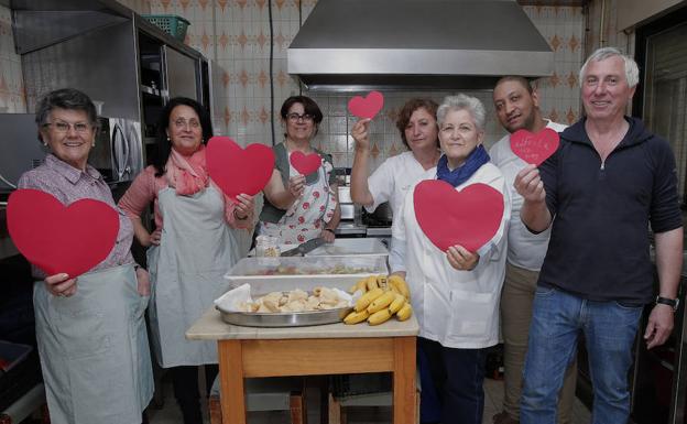 Voluntarios del Cottolengo participan en la campaña desde las cocinas donde cada día preparan la comida para las personas acogidas. /Ñito Salas
