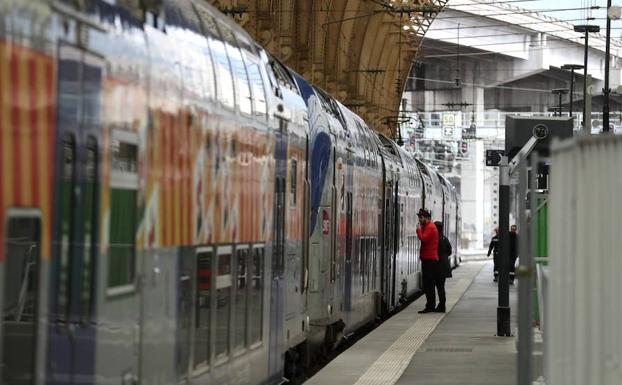 Un andén permanece vacío durante la segunda jornada de huelga de ferrocarriles en Niza. /Sebastien Nogier (Efe)