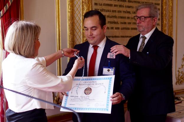 Bartolomé Gil recibió la distinción en el Senado francés./SUR