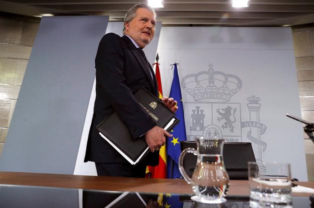 El titular de Educación, Íñigo Méndez de Vigo, el viernes, a su llegada a la rueda de prensa del Consejo de Ministros. :: Juan Carlos Hidalgo / efe/