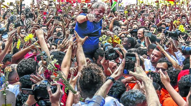 Una marea humana traslada al expresidente Lula da Silva en volandas de vuelta al Sindicato de Metalúrgicos, tras un acto público celebrado ayer. :: Miguel SCHINCARIOL/ afp/