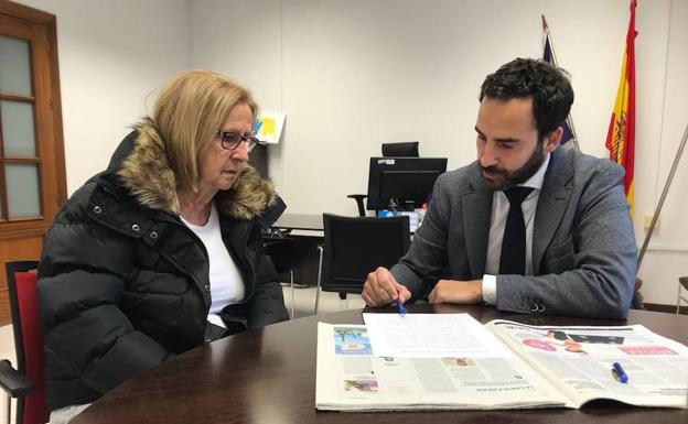 Zambrana y Pérez, con la carta a Rajoy. /P. R. Q.
