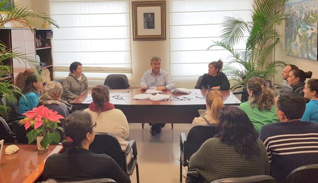 Momento de la firma de los contratos. :: ch. m./Ch. M.