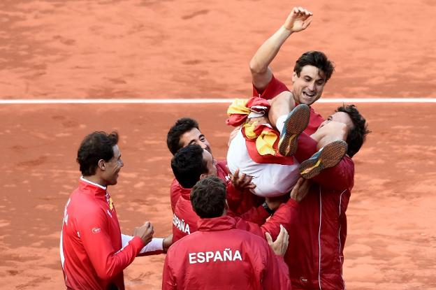 David Ferrer, manteado por sus compañeros de la selección tras la victoria de ayer. :: afp Photo/