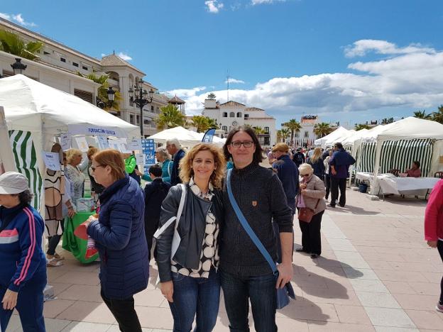 Rosa Arrabal y Jorge Bravo, ayer en la céntrica plaza de España. :: e. c.
/