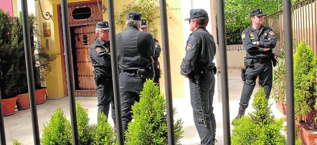 Varios agentes, en una imagen de archivo en la vivienda de uno de los implicados./Josele-Lanza