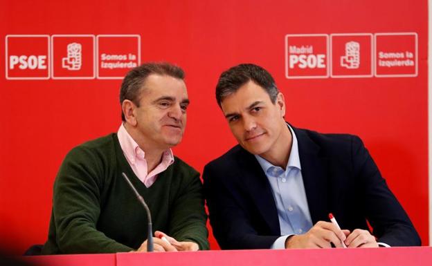 El secretario general del PSOE, Pedro Sánchez (d), y el portavoz adjunto del grupo parlamentario socialista en la Asamblea de Madrid, José Manuel Franco./Chema Moya (Efe)