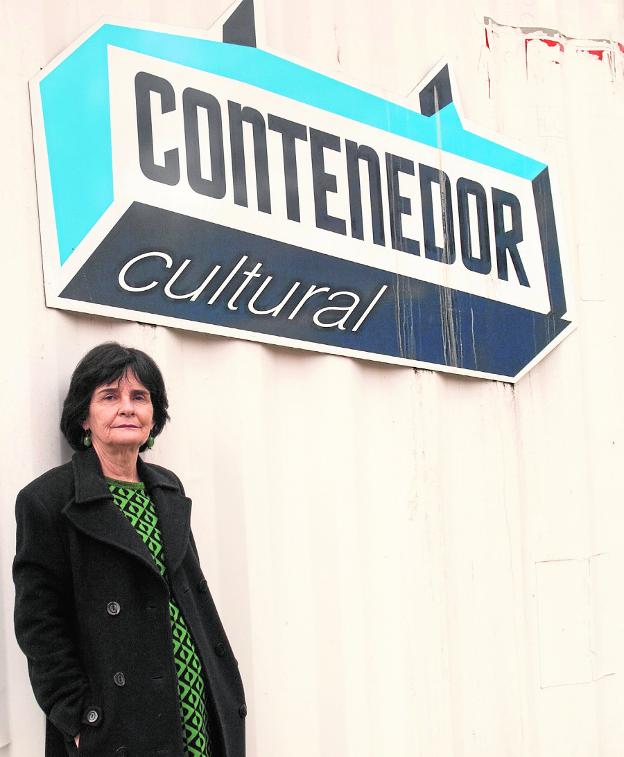 Lumbreras junto al cartel del Contenedor Cultural, espacio que ha impulsado desde el Vicerrectorado. :: pablo marinetto/