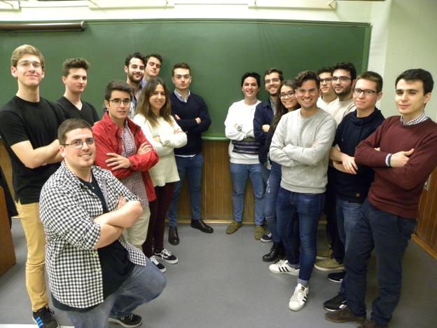 Los debatientes posan después de la sesión que celebran cada jueves en Económicas. :: pablo marinetto/