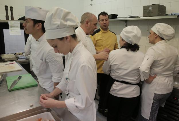 El chef Víctor Trochi imparte un taller en La Cónsula. :: ñito salas/
