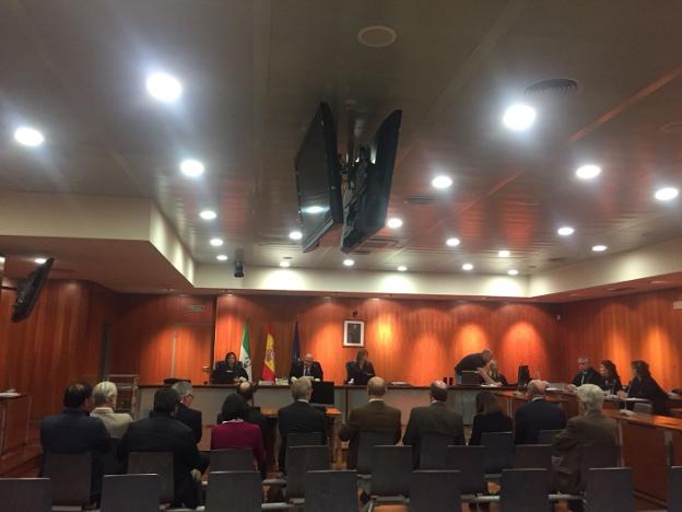 Los acusados, ayer en el banquillo de la Audiencia Provincial. :: Álvaro frías/
