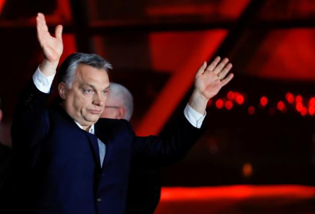 El primer ministro húngaro, Viktor Orban, saluda a sus seguidores tras la victoria del domingo. :: L. F. / reuters/