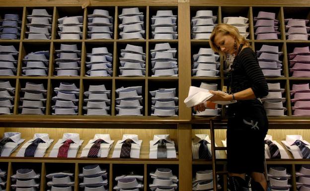 La subida del consumo hace crecer el empleo en comercios. /Efe
